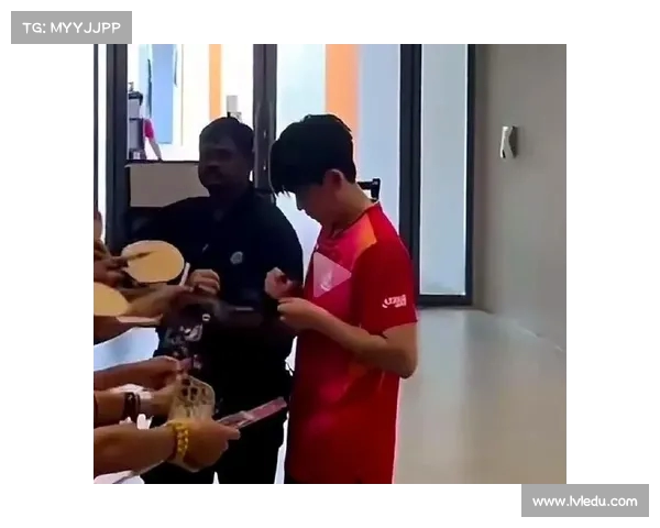 孙颖莎赛后独自离场举动引热议 细节曝光队友接受采访时反应成焦点 孙颖莎赛后独自离场举动引热议 细节曝光队友接受采访时反应成焦点